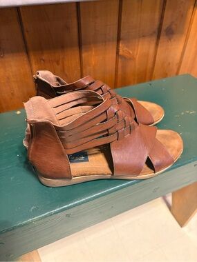 Natural Reflections Tan Brown Strappy Woven Sandals Zipper in Back Size 10